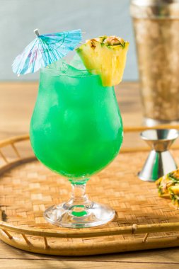 PIneapple ve Curacao ile Blue Hawaii Kokteyli