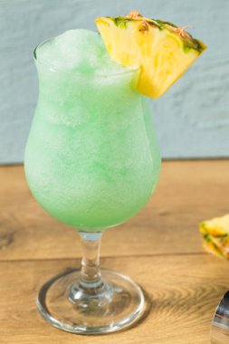 Boozy Donmuş Mavi Hawaii Kokteyli PIneapple ve Curacao ile