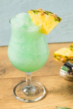 Boozy Donmuş Mavi Hawaii Kokteyli PIneapple ve Curacao ile