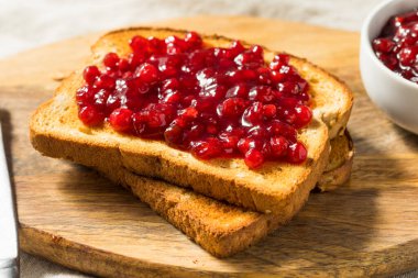 Geleneksel Ev Yapımı Lingonberry Reçeli ve Kızarmış Ekmek