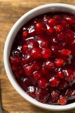 Geleneksel Ev Yapımı Lingonberry Reçeli ve Kızarmış Ekmek