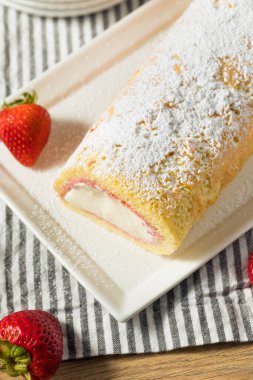 Ev yapımı dondurmalı, dondurmalı ve çilekli kek.