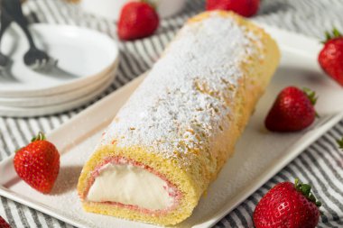 Ev yapımı dondurmalı, dondurmalı ve çilekli kek.