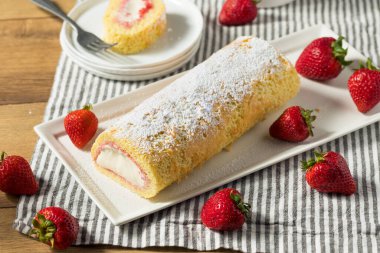 Ev yapımı dondurmalı, dondurmalı ve çilekli kek.