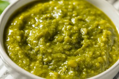 Taze yeşil organik fesleğen soslu parmesan ve çam fıstığı.