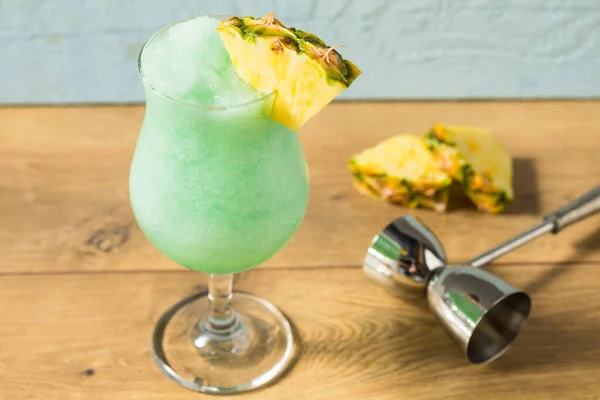 Boozy Frozen Blue Hawaii Cocktail Met Pineapple Curacao — Stockfoto