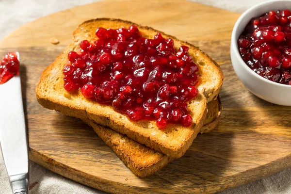 Traditionele Zelfgemaakte Lingonberry Jam Met Geroosterd Brood — Stockfoto