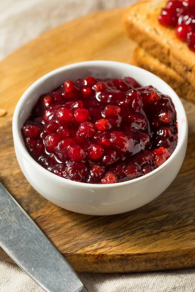 Traditionel Hjemmelavet Lingonberry Jam Med Ristet Brød - Stock-foto