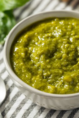 Taze yeşil organik fesleğen soslu parmesan ve çam fıstığı.