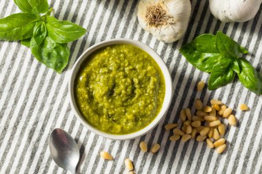 Taze yeşil organik fesleğen soslu parmesan ve çam fıstığı.