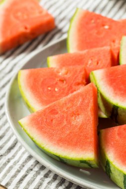 Çiğ Organik Yeşil ve Pembe Karpuz Yemeye Hazır