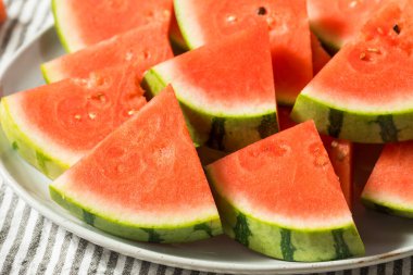 Çiğ Organik Yeşil ve Pembe Karpuz Yemeye Hazır