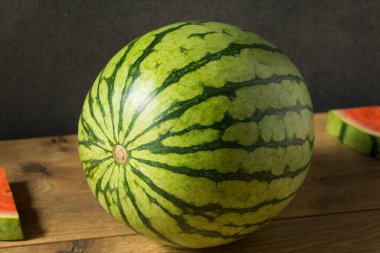 Çiğ Organik Yeşil ve Pembe Karpuz Yemeye Hazır