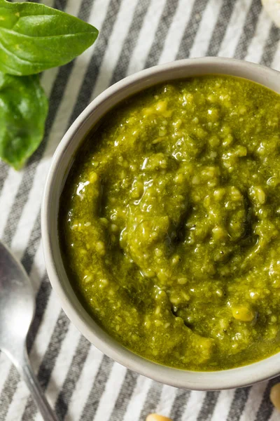 Molho Pesto Manjericão Orgânico Verde Fresco Com Parmesão Nozes Pinheiro — Fotografia de Stock