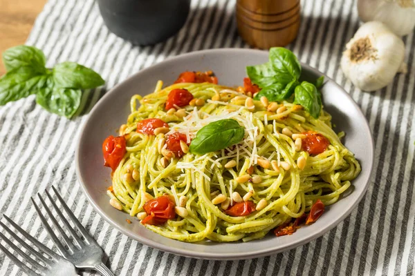 Massa Caseira Saudável Pesto Manjericão Com Tomates Nozes Pinheiro — Fotografia de Stock