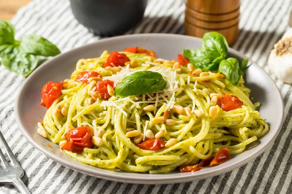 Massa Caseira Saudável Pesto Manjericão Com Tomates Nozes Pinheiro — Fotografia de Stock