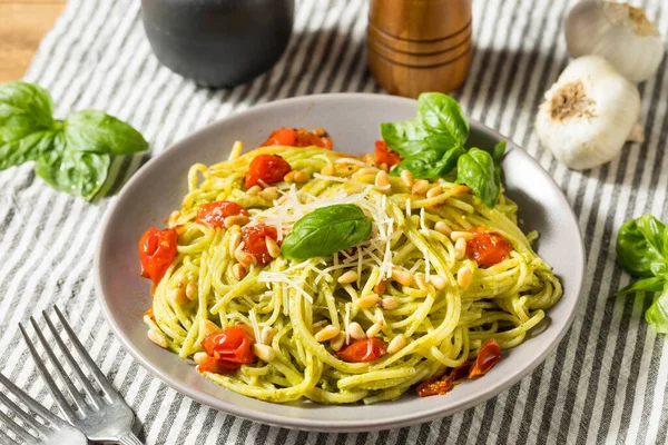 Massa Caseira Saudável Pesto Manjericão Com Tomates Nozes Pinheiro — Fotografia de Stock