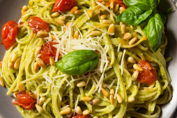 Basil Pesto Pasta Buatan Sendiri Yang Sehat Dengan Tomat Dan — Stok Foto