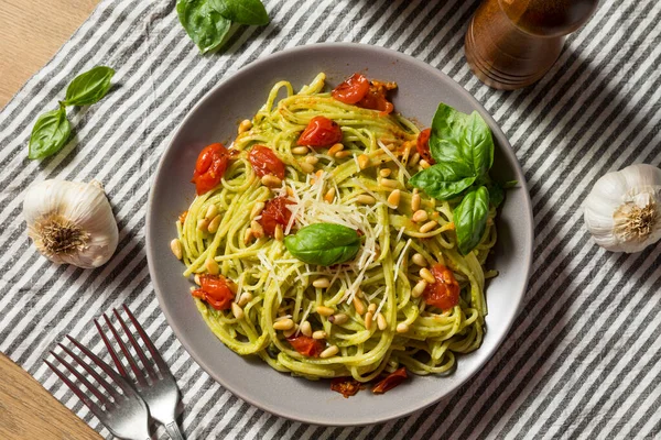 Massa Caseira Saudável Pesto Manjericão Com Tomates Nozes Pinheiro — Fotografia de Stock