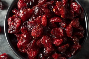 Çiğ kırmızı organik kurutulmuş kızılcık kasesinde.