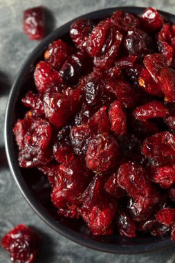 Çiğ kırmızı organik kurutulmuş kızılcık kasesinde.