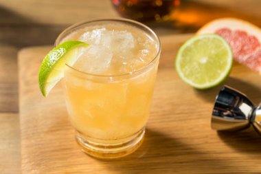 Sarhoşken Rom Tazeleyici Donanma İçkisi Limon ve Greyfurtlu Kokteyl