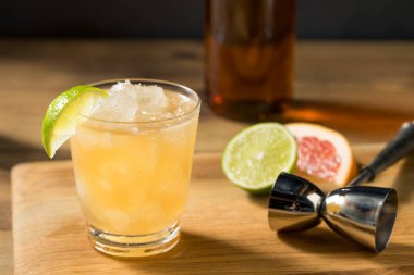 Sarhoşken Rom Tazeleyici Donanma İçkisi Limon ve Greyfurtlu Kokteyl