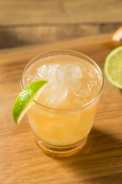 Sarhoşken Rom Tazeleyici Donanma İçkisi Limon ve Greyfurtlu Kokteyl