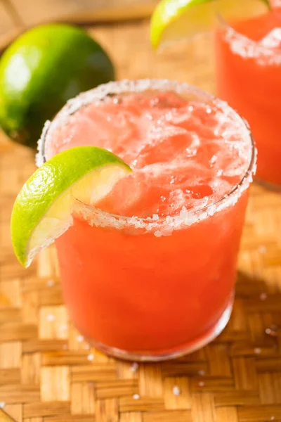Boozy Menyegarkan Kembali Margarita Watermelon Dengan Lime Dan Tequila — Stok Foto
