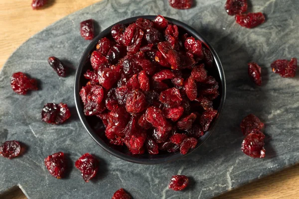 Raw Red Organic Cranberries Uscate Într Castron — Fotografie, imagine de stoc