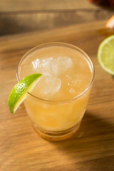 Boozy Refreshing Rum Navy Grog Cocktail Mit Limette Und Grapefruit — Stockfoto