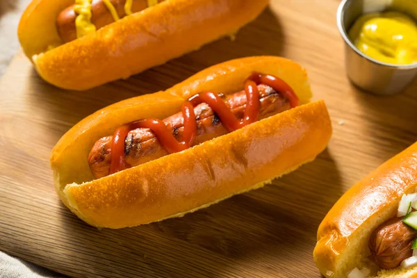 健康的自制土耳其热狗 配番茄酱 芥末和洋葱 — 图库照片