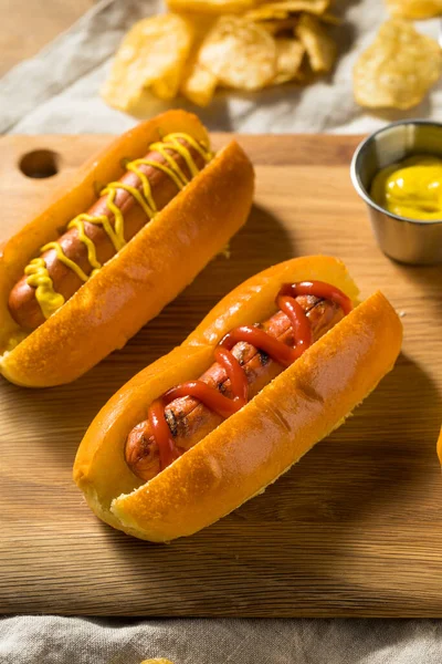 Gesunde Hausgemachte Truthahn Hot Dogs Mit Ketchup Senf Und Zwiebeln — Stockfoto