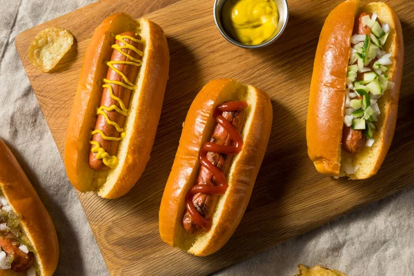 Gesunde Hausgemachte Truthahn Hot Dogs Mit Ketchup Senf Und Zwiebeln — Stockfoto