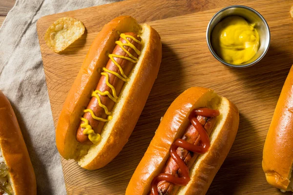 Gesunde Hausgemachte Truthahn Hot Dogs Mit Ketchup Senf Und Zwiebeln — Stockfoto