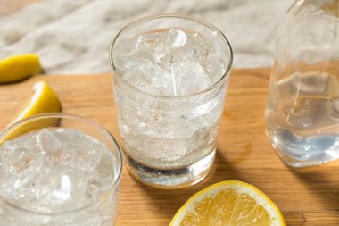 Buzlu limon suyu ile sağlıklı ferahlatıcı.