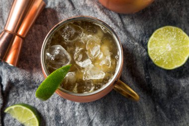 Ayyaş Bourbon Kentucky Katır Kokteyli Zencefilli bira ve limonlu