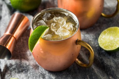 Ayyaş Bourbon Kentucky Katır Kokteyli Zencefilli bira ve limonlu