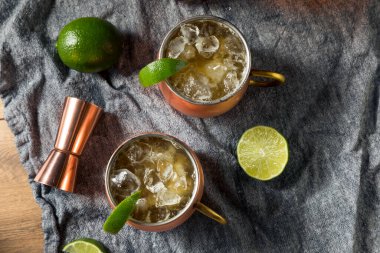 Ayyaş Bourbon Kentucky Katır Kokteyli Zencefilli bira ve limonlu