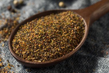 Çiğ organik öğütülmüş biber ile pişirmeye hazır.