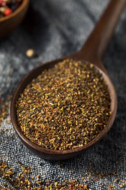 Çiğ organik öğütülmüş biber ile pişirmeye hazır.