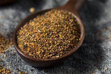 Çiğ organik öğütülmüş biber ile pişirmeye hazır.