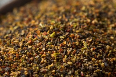 Çiğ organik öğütülmüş biber ile pişirmeye hazır.