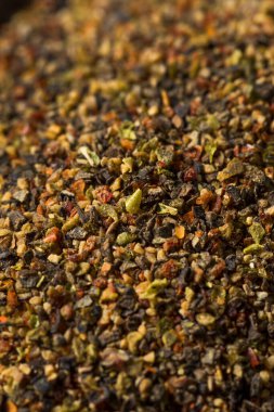 Çiğ organik öğütülmüş biber ile pişirmeye hazır.