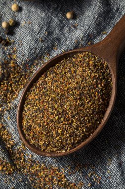 Çiğ organik öğütülmüş biber ile pişirmeye hazır.