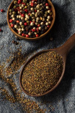 Çiğ organik öğütülmüş biber ile pişirmeye hazır.