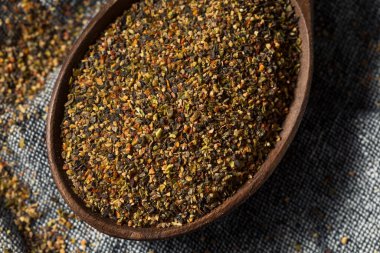 Çiğ organik öğütülmüş biber ile pişirmeye hazır.