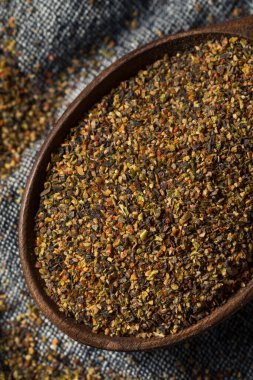 Çiğ organik öğütülmüş biber ile pişirmeye hazır.