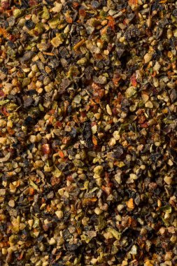 Çiğ organik öğütülmüş biber ile pişirmeye hazır.