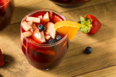 Elma Çileği ve Portakallı Alkolsüz Kırmızı Şarap Sangria